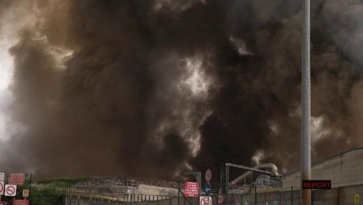 Incendio di Malagrotta, gli audio inediti degli operai: "Immagina che ci può stare là dentro. È gonfio di mondezza"