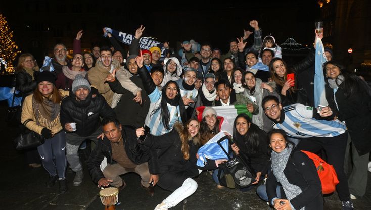 Calcio, la festa in piazza degli argentini di Parma - foto 