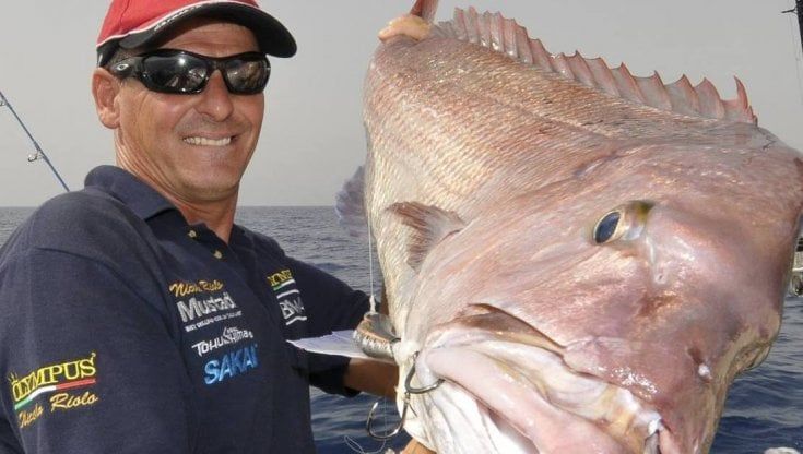 Il campione e il mare: il romanzo di un pescatore subacqueo