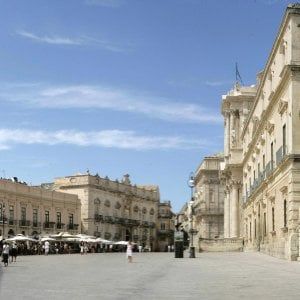 Siracusa, l'ordinanza del sindaco: vietato stare a torso nudo