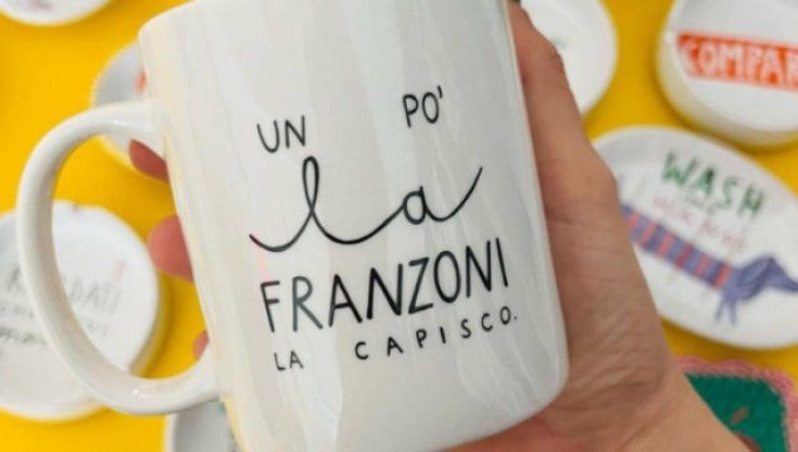 “Un po’ la Franzoni la capisco”, la tazza artigianale per la festa della mamma scatena le polemiche social: "Atroce scelta di marketing"