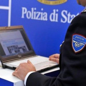 Bologna, ossessionato dalla psicologa, le invia per anni mail e messaggi: ora è ai domiciliari