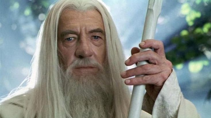 Ian McKellen, incidente in scena: il mago Gandalf cade dal palco