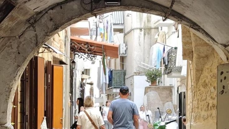 Strada Arco basso è pedonale: le signore delle orecchiette potranno chiedere suolo pubblico