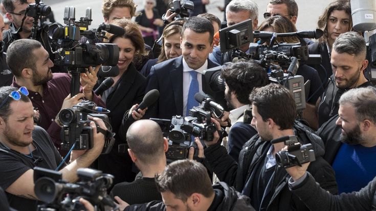 Di Maio riapre a Salvini e cede sul premier per l’intesa