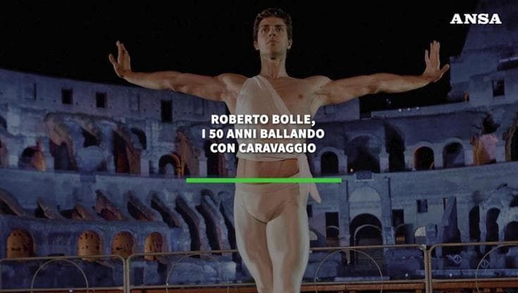 Cinquant’anni di grazia: Roberto Bolle incanta tra le tele di Caravaggio