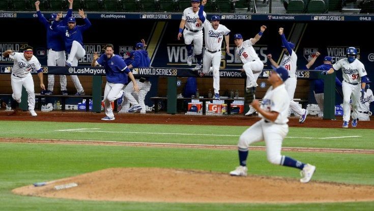 Baseball, Major League: i Dodgers trionfano dopo 32 anni, Turner positivo e sostituito