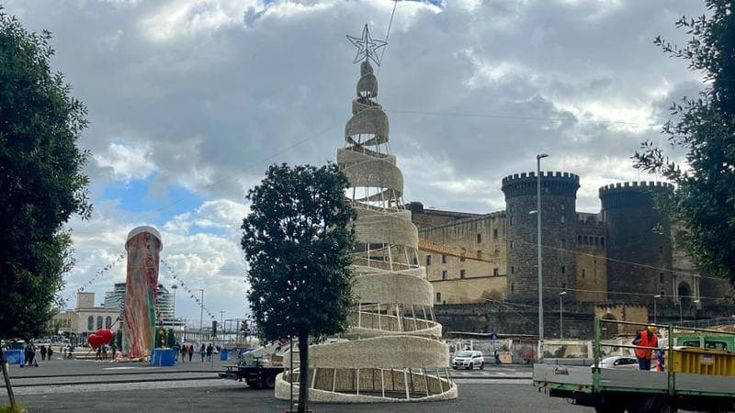 Napoli, l’albero di Natale in piazza Municipio: è più alto del Pulcinella di Pesce