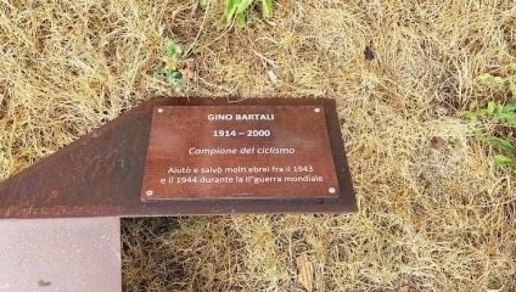 Buccinasco, abbattute le targhe dedicate a Gino Bartali e Irena Sendler nei Giardino dei Giusti