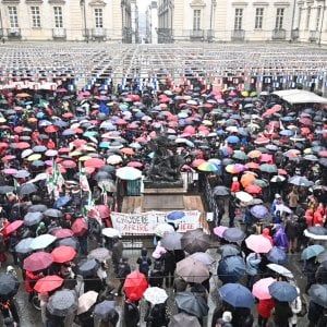 Torino, mille persone davanti al municipio al grido "accogliamoli" 
