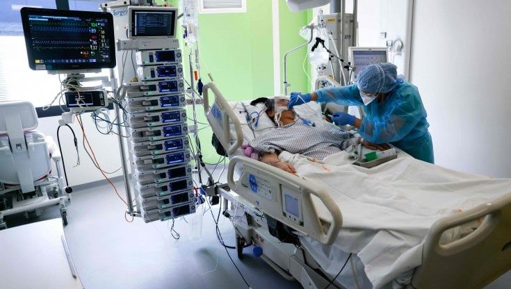 Coronavirus, 61 ricoverati in più nei reparti Covid ma 5 in meno nelle terapie intensive