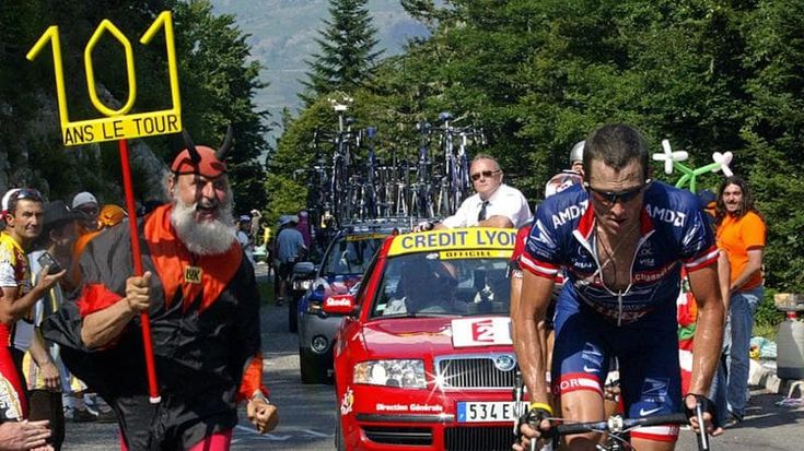 Armstrong punge Pogacar: “Sa qual è il vero record”. Lo sloveno: “I 7 Tour? Non corro per quello”