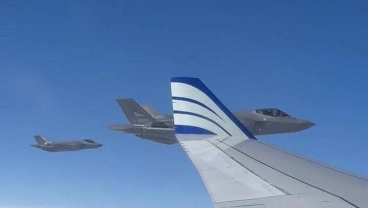 Mondiali, la nazionale norvegese torna a casa scortata dai caccia