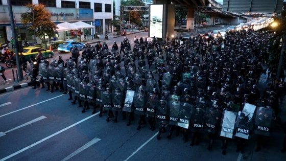 Thailandia, stretta sulle proteste: arrestati i leader, proclamato lo stato di emergenza