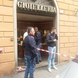 Rapina in gioielleria, un ferito