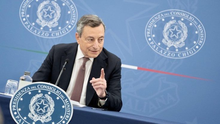 Green pass, nei piani del governo obbligo anche a scuola e a chi lavora in ristoranti, bar, piscine, stadi e teatri 