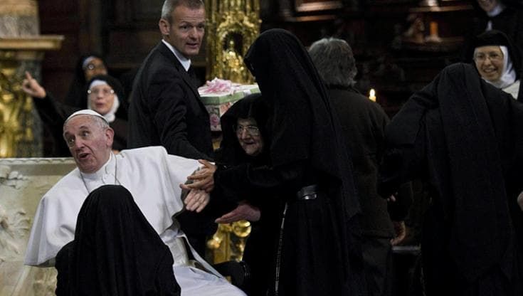 Papa Francesco, quell’incontro con le suore di clausura. La madre badessa:“Un vero innovatore”