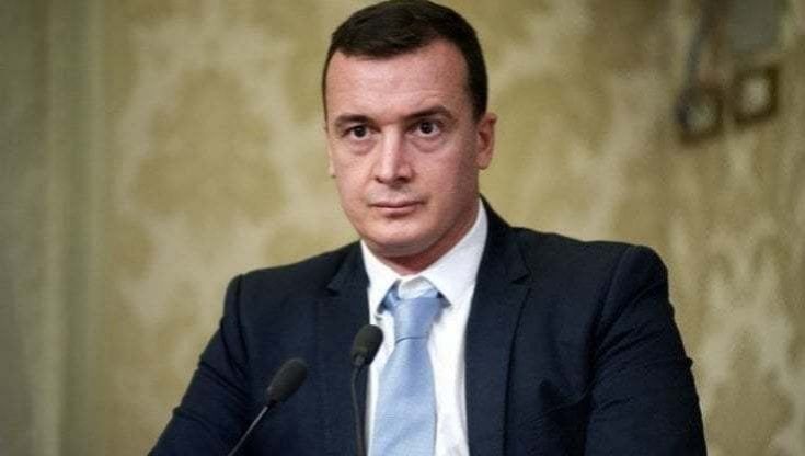 Bufera fra i dem per l'attacco di Casalino: "Nel Pd persone straordinarie come Zingaretti e Franceschini. Ma ci sono anche cancri da estirpare". Poi le scuse del grillino