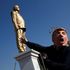 Tel Aviv, provocazione in piazza: via la statua d'oro di Netanyahu
