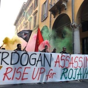 A Bari un corteo di solidarietà per il popolo Curdo: le strade del centro chiuse al traffico