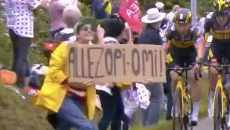 Ciclismo, Tour: arrestata la donna con il cartello che aveva causato una caduta