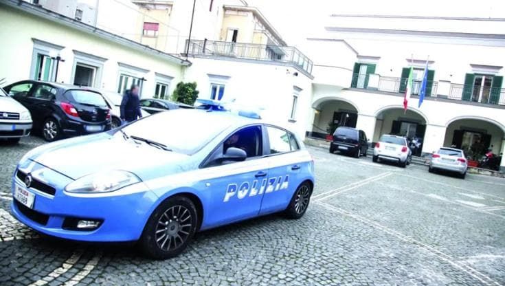 Torre del Greco, cinquemila euro a pratica per la falsa cittadinanza: brasiliana a capo della banda