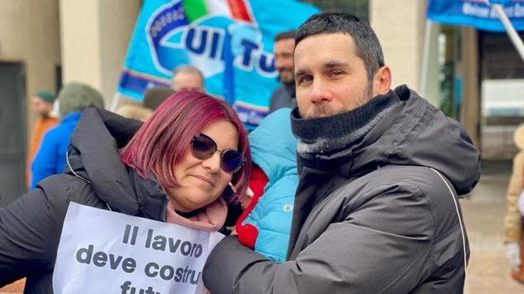 La dipendente della Woolrich: “Ci dicevano di stare tranquilli… Come faccio ora con un bimbo?”