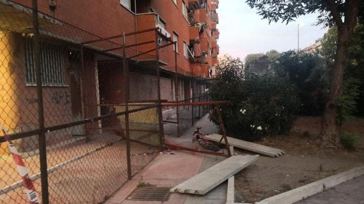 Crolla ponteggio a Ostia, ferito bambino di 9 anni. Lo zio: “Sono case popolari. Morirà qualcuno prima che se ne occupino”