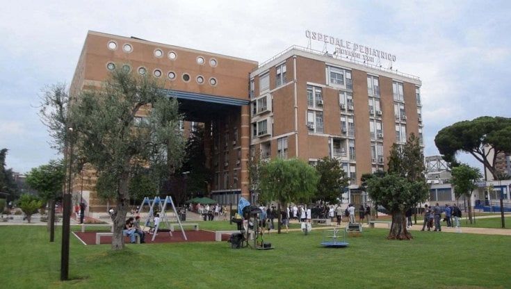 Morti sospette al Pediatrico di Bari, scoperte falle sulle infezioni da klebsiella e stafilococco: niente tamponi agli accompagnatori dei bimbi