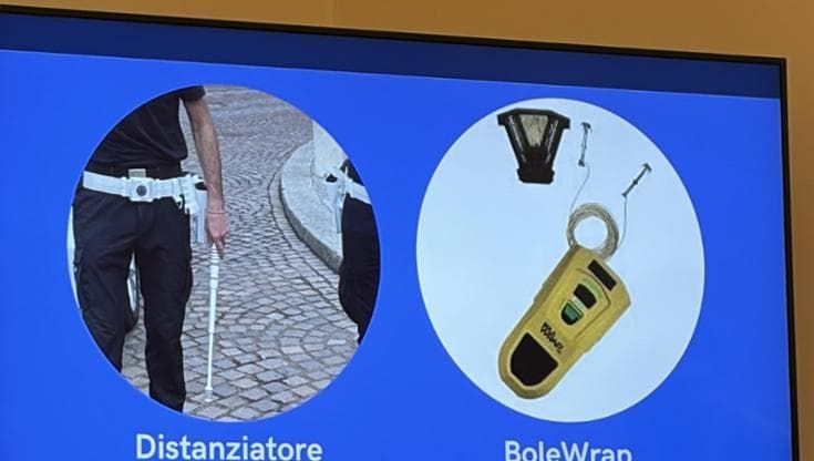Distanziatori e bola-wrap: ecco i nuovi strumenti di autodifesa per la polizia locale