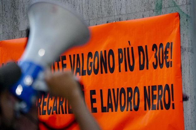 Precari Napoli: "Non valiamo 30 euro". Sit-in  davanti Direzione territoriale lavoro