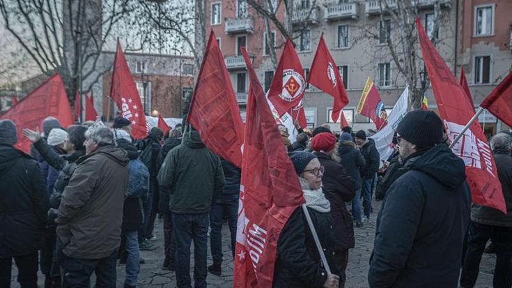Bandiere rosse e canti partigiani contro Forza Nuova: il presidio delle forze antifasciste alla conferenza stampa di Roberto Fiore