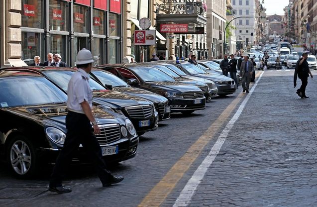 Assemblea a Bankitalia e le auto blu invadono marciapiedi e preferenziali