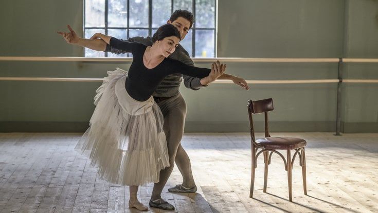 Carla Fracci, il film della Rai: dall'infanzia al successo la vita da favola della divina ballerina