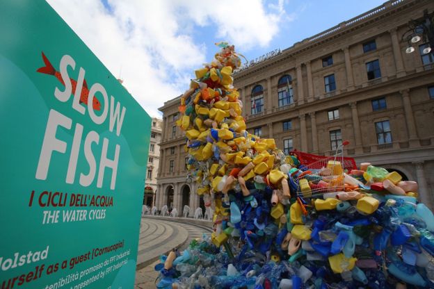 Una cornucopia di rifiuti plastici a De Ferrari contro l'inquinamento dei mari