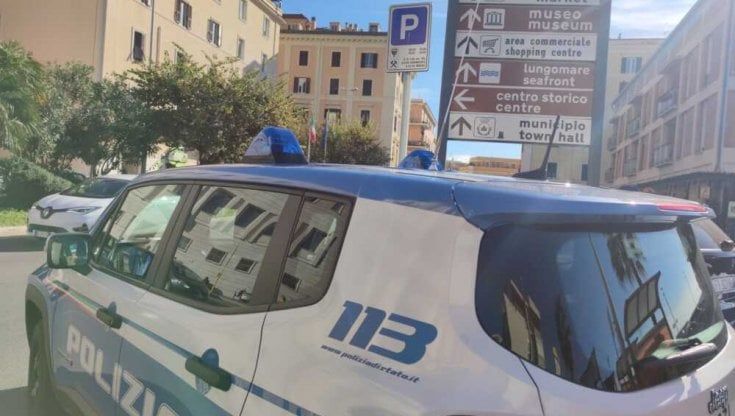 Torturato per non aver pagato partita di droga, per sfuggire agli aguzzini si getta da un'auto in corsa