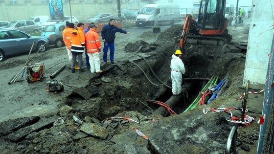 Milano, il gelo spacca la tubatura: si apre una voragine in strada 