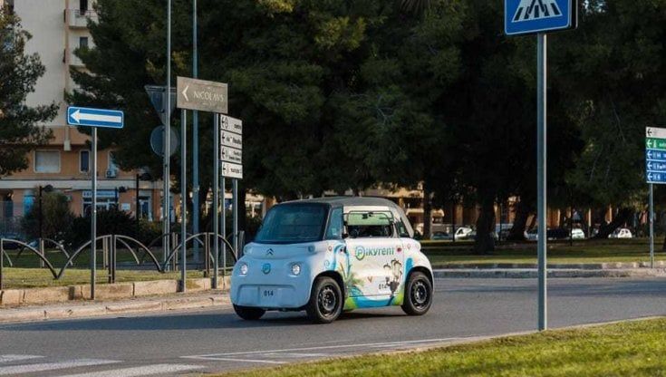 Bari, debutta il car sharing con  50 miniauto e 100 scooter elettrici: "E' il momento di lasciare la macchina in garage"