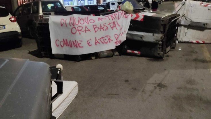 Casal Bruciato al gelo, cassonetti in fiamme contro i termosifoni spenti