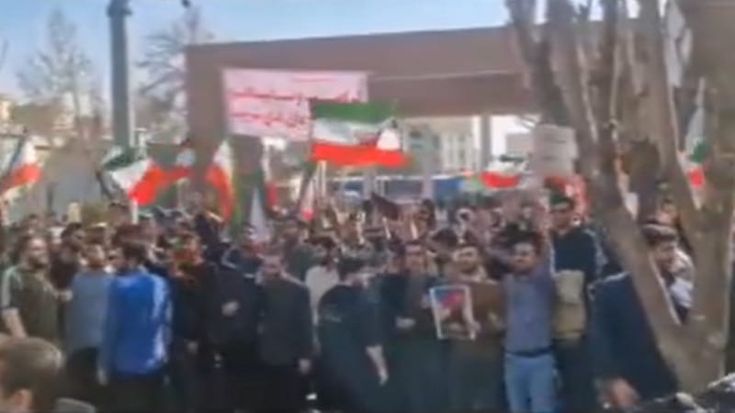 Iran, nuove proteste negli atenei, scontri con i basij. Nel mirino degli Usa Khamenei e suo figlio