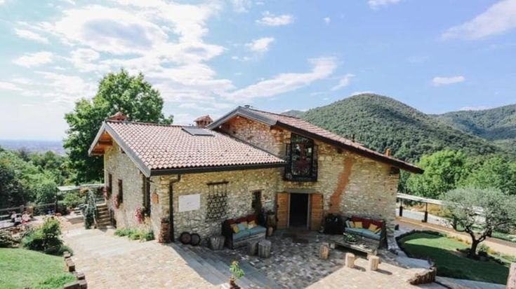 Rapinato in casa, il racconto shock: “Mia figlia li ha abbracciati per farli smettere di picchiarmi”