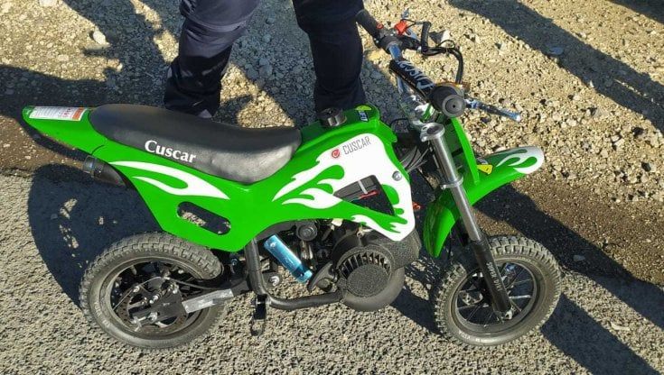 A 6 anni in sella alla minimoto in piazza: per i genitori multa da 6.758 euro a Molfetta