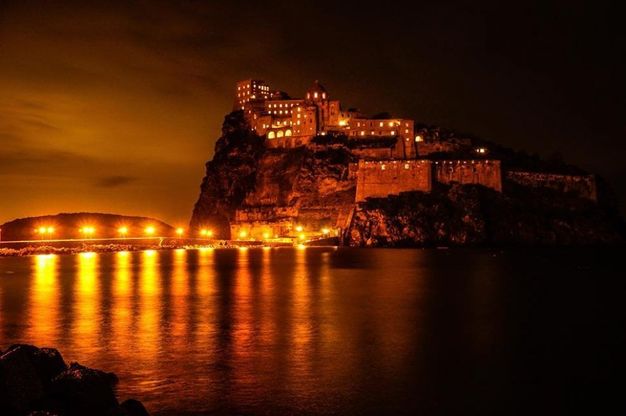 Ischia, il Castello aragonese illuminato come un presepe per le feste di Natale