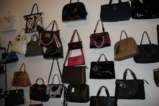 Brescia, in una casa il bazar delle griffe taroccate