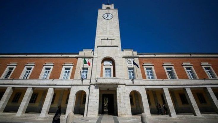 Latina, "festicciola" senza mascherine in ufficio del Comune: sanzionati assessore e impiegati 