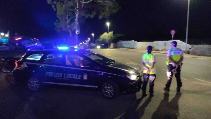 Monopoli, la sosta è selvaggia: auto sulle strisce pedonali o alla fermata del bus. Quasi 300 multe nel fine settimana