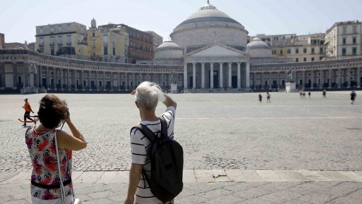 "Sembra Natale": riecco i turisti a San Gregorio Armeno. File anche nei musei e nei luoghi d'arte di Napoli