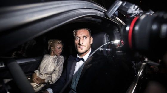 Spalletti regala a Totti una macchina del tempo. E per Ilary la canzone 'Piccolo uomo'...