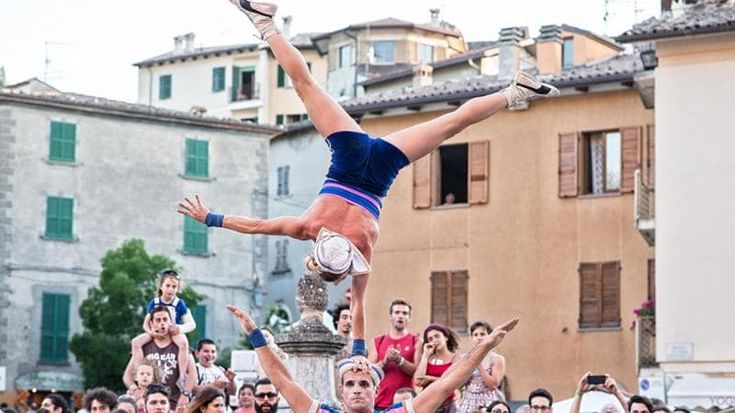 Il teatro di strada trasloca a Isnello con acrobati e clown