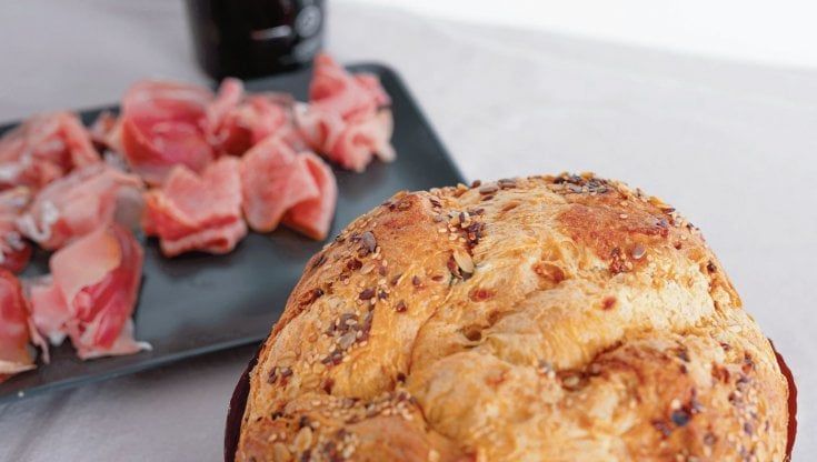 Olive e 'nduja al posto di uvetta e canditi, la rivoluzione del panettone salato